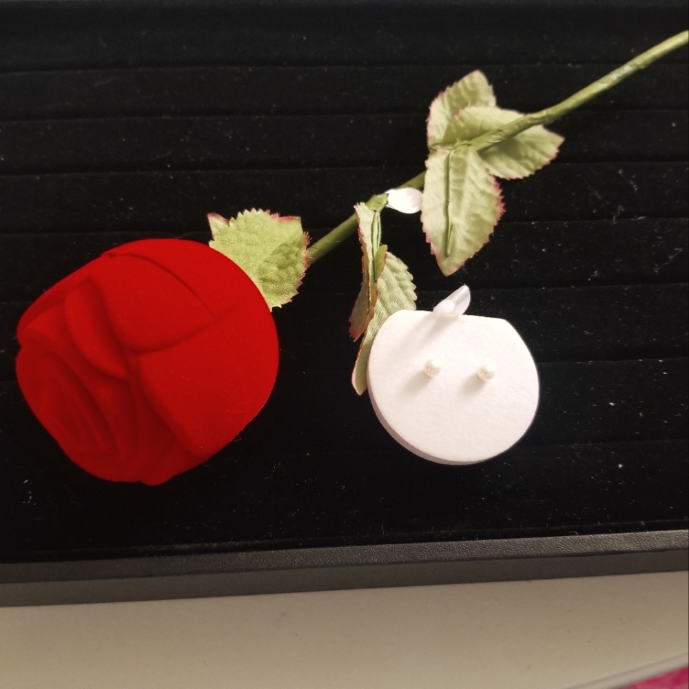 Rose with simulated pearl earrings